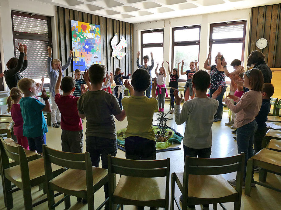 Kinderkarfreitagsliturgie im Gemeindezentrum (Foto: Karl-Franz Thiede)